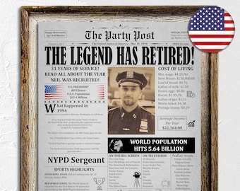 Puede incluir: Un póster de estilo periódico vintage que anuncia la jubilación de un oficial de policía. El póster se titula "The Legend Has Retired!" y presenta una foto del oficial con uniforme. El póster incluye detalles sobre la carrera del oficial, incluyendo el año en que fue reclutado y su rango. El póster también incluye información sobre el año 1994, incluyendo el costo de vida, la población mundial y la cultura popular.