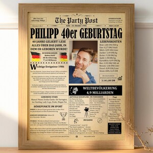 Personalisiertes Geschenk zum 40. Geburtstag. Gelbes Zeitungsposter vom Jahrgang 1986 in einem hellen Holzrahmen, ideal als Party-Deko.