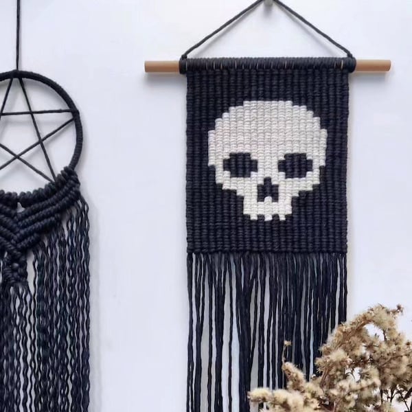 Small skull macrame wall hanging, Gothic home decor, skull home decor, skull gift, spooky decor