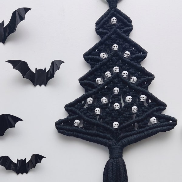 Gotisk makraméjulgran: Väggbonad med dödskallepärlor