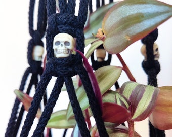 Macrame plant hanger with skull beads, Black Gothic plant hanger, Gothic gift, Skull plant hanger, Skull gift