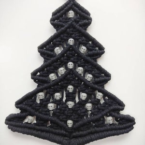 K&ouml;nnte beinhalten: Schwarzer Makramee-Weihnachtsbaum-Wandbehang mit wei&szlig;en Totenkopfperlen.