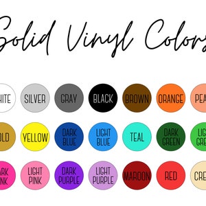 Op de afbeelding: Afbeelding met een kleurenkaart van effen vinylkleuren. De kaart bevat een verscheidenheid aan kleuren zoals wit, zilver, grijs, zwart, bruin, oranje, perzik, goud, geel, donkerblauw, lichtblauw, teal, donkergroen, lichtgroen, donkerroze, lichtroze, donkerpaars, lichtpaars, kastanjebruin, rood en cr&egrave;me.