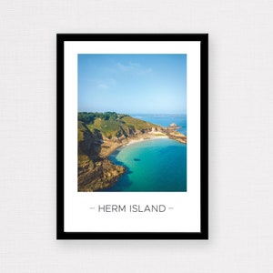 Puede incluir: Una vista a&eacute;rea de una peque&ntilde;a cala aislada en la isla de Herm. El agua es de un azul turquesa vibrante y la costa es rocosa y verde. El texto "Herm Island" est&aacute; impreso debajo de la imagen.