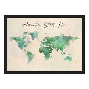 Puede incluir: Un mapa del mundo en acuarela con un esquema de color verde y azul. El texto "Adventure Starts Here" está escrito en cursiva negra en la parte superior del mapa.