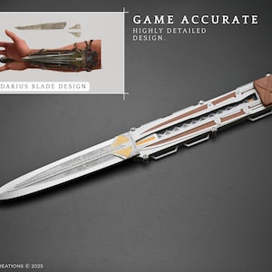 K&ouml;nnte beinhalten: Ein silbernes und braunes Klappmesser mit einem detaillierten Design. Das Messer ist ge&ouml;ffnet und die Klinge ist scharf. Das Messer ist mit "GAME ACCURATE HIGHLY DETAILED DESIGN." und "DARIUS BLADE DESIGN." beschriftet.