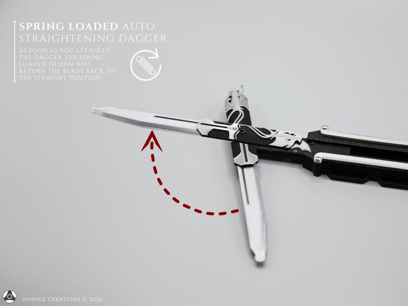 K&ouml;nnte beinhalten: Ein schwarzes und silbernes automatisch sich richtendes Springmesser mit einer silbernen Klinge und einem schwarzen Griff. Die Klinge ist gebogen und der Text "SPRING LOADED AUTO STRAIGHTENING DAGGER" ist auf dem Bild zu sehen. Der Text "AS SOON AS YOU LET GO OF THE DAGGER THE SPRING LOADED DESIGN WILL RETURN THE BLADE BACK TO THE STRAIGHT POSITION" ist ebenfalls auf dem Bild zu sehen.