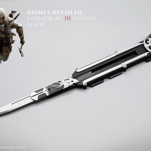 K&ouml;nnte beinhalten: Eine versteckte Klinge aus schwarzem und silbernem Metall, inspiriert von der Assassin's Creed Videospielserie. Die Klinge ist ausgefahren und der Griff hat ein Zahnrad-Design. Der Text "HIGHLY DETAILED. CONNOR AC III HIDDEN BLADE." ist im Hintergrund sichtbar.