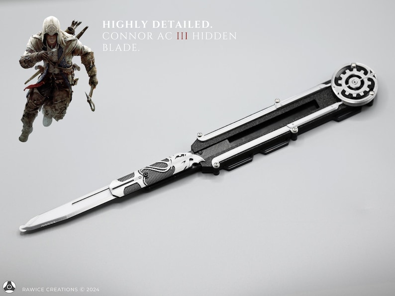 K&ouml;nnte beinhalten: Eine versteckte Klinge aus schwarzem und silbernem Metall, inspiriert von der Assassin's Creed Videospielserie. Die Klinge ist ausgefahren und der Griff hat ein Zahnrad-Design. Der Text "HIGHLY DETAILED. CONNOR AC III HIDDEN BLADE." ist im Hintergrund sichtbar.