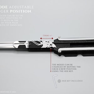 K&ouml;nnte beinhalten: Ein schwarzes und silbernes Dolch mit einem wei&szlig;en und schwarzen gemusterten Griff. Der Dolch hat einen Verstellbereich von 15 mm und kann mit einem Sechskantschl&uuml;ssel verstellt werden. Der Text "3 MODE ADJUSTABLE DAGGER POSITION" ist im Bild sichtbar. Der Text "THE DAGGER CAN BE SET IN 1 DIFFERENT POSITIONS TO ENSURE IT RESTS IN THE CENTRE OF YOUR PALM REGARDLESS OF HAND SIZE" ist im Bild sichtbar. Der Text "THE MODES CAN BE CHANGED BY MOVING THE GRUB SCREW POSITION USING THE HEX KEY." ist im Bild sichtbar. Der Text "HEX KEY INCLUDED" ist im Bild sichtbar.