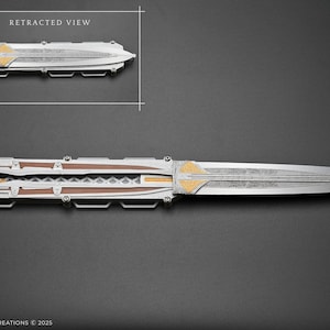 K&ouml;nnte beinhalten: Ein silbernes und goldenes Klappmesser mit braunem Griff. Die Klinge ist ausgefahren und das Messer liegt auf einer grauen Oberfl&auml;che. "RETRACTED VIEW" steht in der oberen linken Ecke des Bildes.