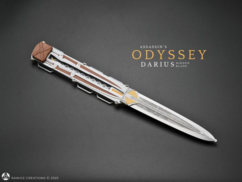 K&ouml;nnte beinhalten: Ein silbernes und goldenes Klappmesser mit braunem Griff. Das Messer ist ge&ouml;ffnet und die Klinge ist ausgefahren. Das Messer tr&auml;gt den Text "Assassin's Odyssey Darius Hidden Blade".