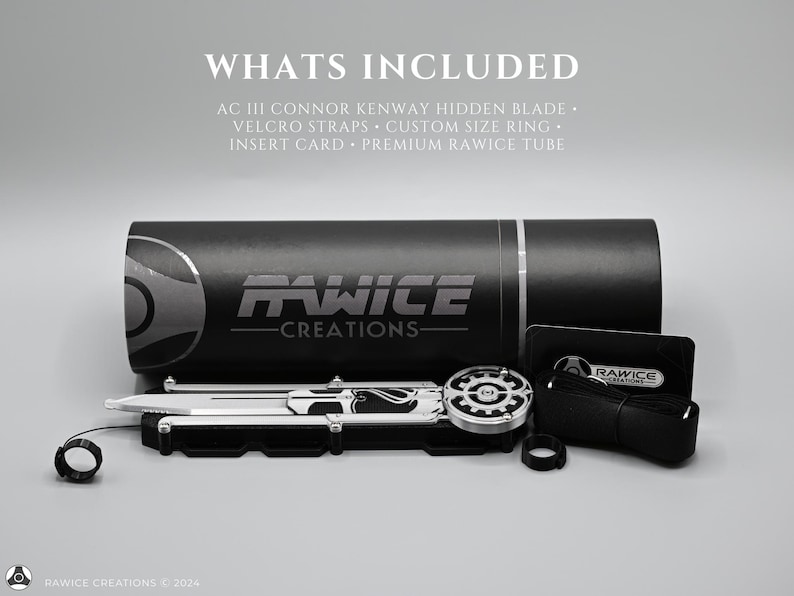 K&ouml;nnte beinhalten: Eine schwarze Tube mit dem Text "RAWICE CREATIONS" darauf gedruckt. Die Tube enth&auml;lt eine silberne und schwarze versteckte Klinge, einen schwarzen Ring, einen schwarzen Klettverschluss und eine schwarze Karte mit dem Text "RAWICE CREATIONS" darauf gedruckt.