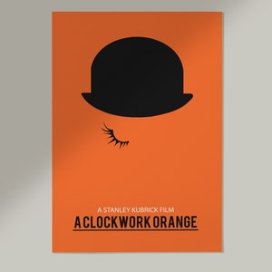 Puede incluir: Un p&oacute;ster minimalista con un fondo naranja que presenta un sombrero bomb&iacute;n negro y una sola pesta&ntilde;a. El texto "A Stanley Kubrick Film A Clockwork Orange" est&aacute; impreso en negro en la parte inferior del p&oacute;ster.