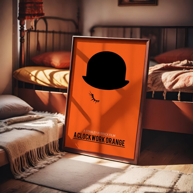 Puede incluir: Un p&oacute;ster minimalista con fondo naranja que presenta una silueta negra de un bomb&iacute;n con un ojo y el texto "A Stanley Kubrick Film A Clockwork Orange".
