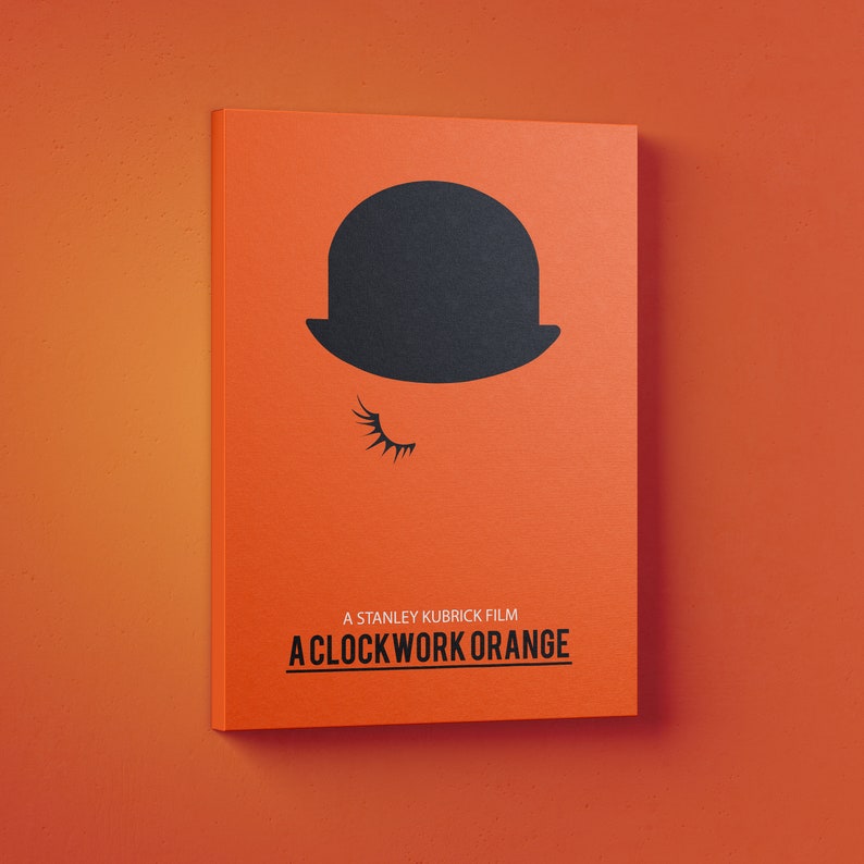 Puede incluir: Un p&oacute;ster minimalista con fondo naranja que presenta un sombrero bomb&iacute;n negro y un ojo con una sola pesta&ntilde;a. El texto "A Stanley Kubrick Film A Clockwork Orange" est&aacute; impreso en negro en la parte inferior.