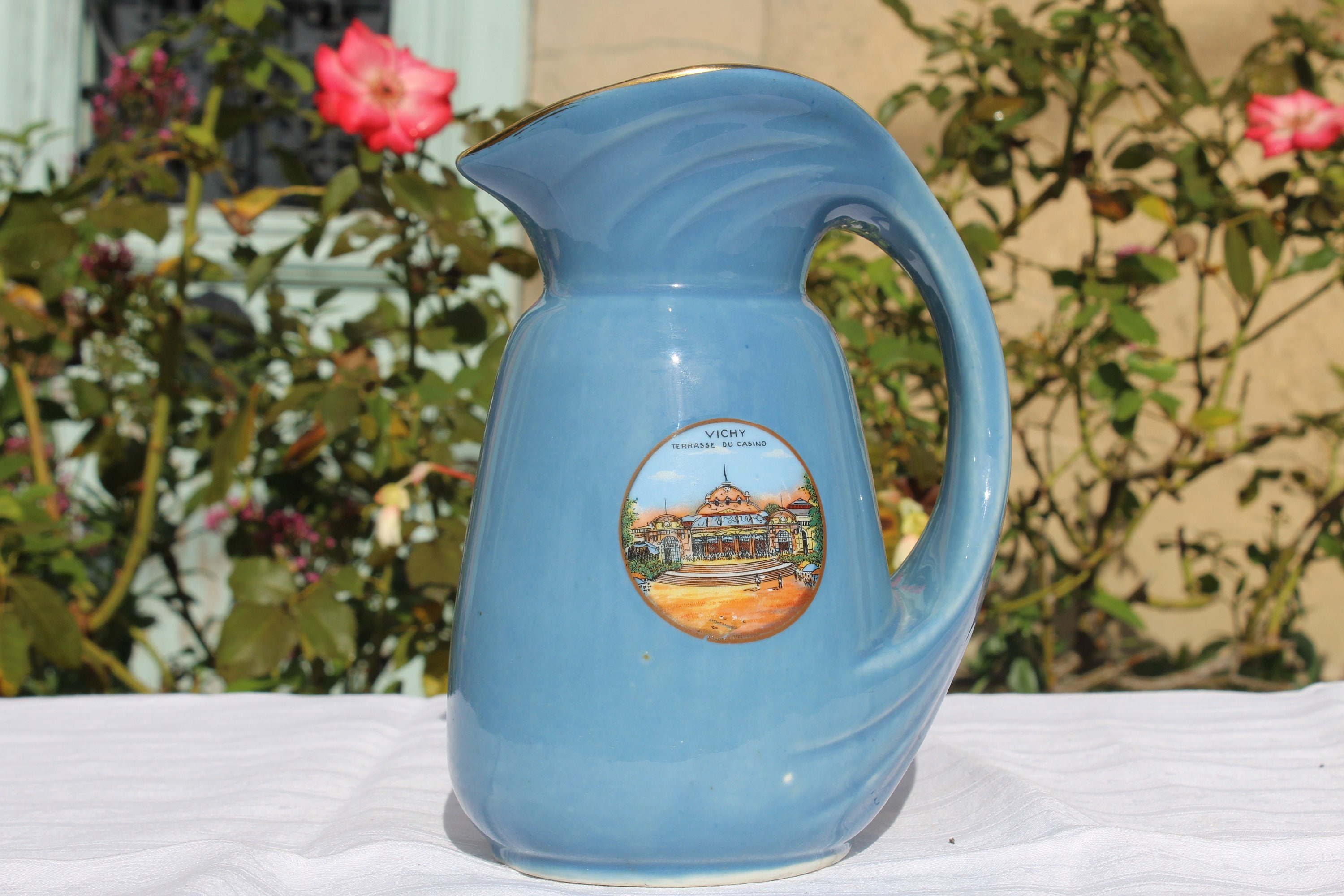 Carafe en Céramique Bleue de Clermont-Ferrand, Très Stylisée Vichy Terrasse Du Casino France Années 