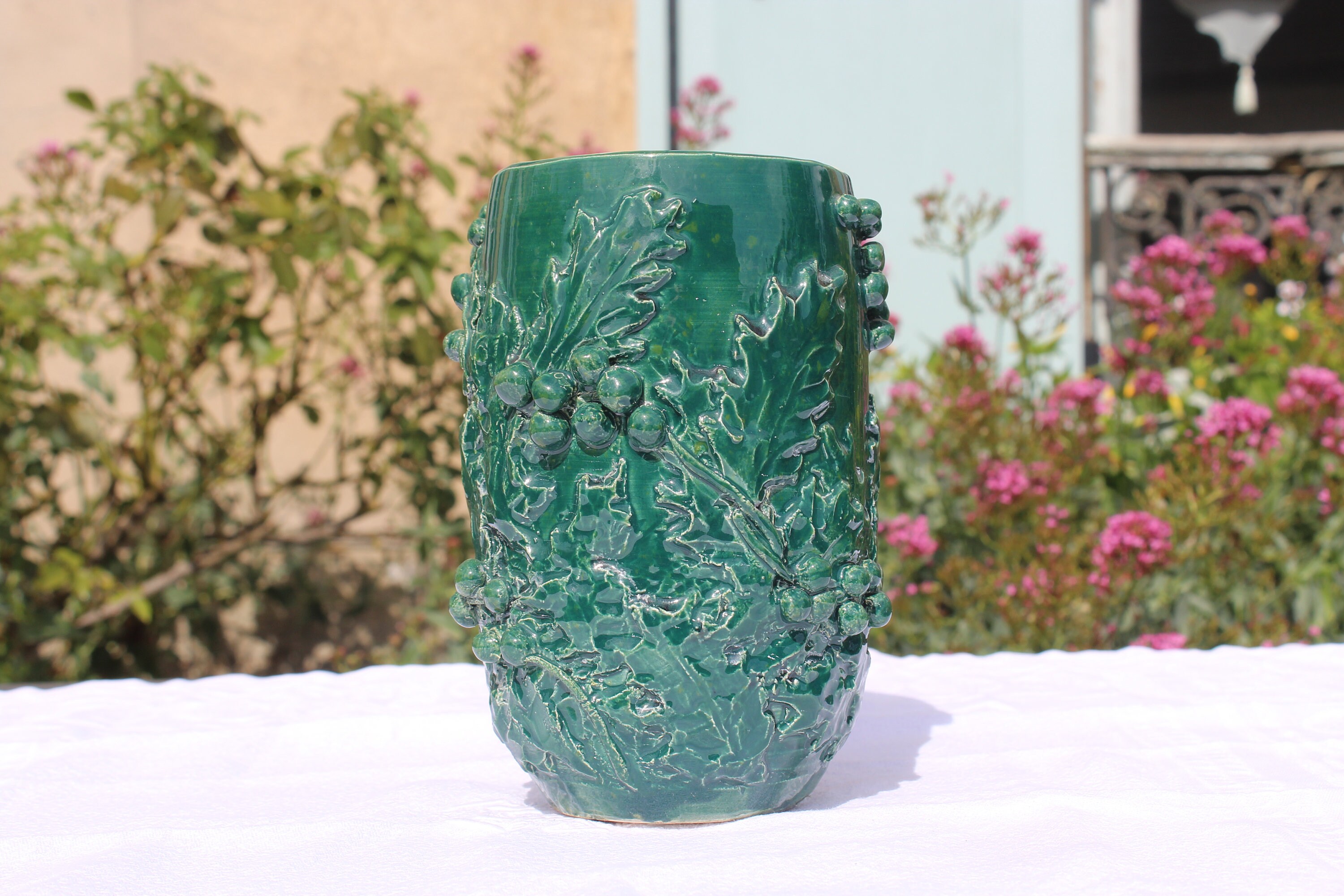 Vase en Céramique Verte, Poterie Artisanal à Décor de Feuilles Houx, Signé Bournique, France