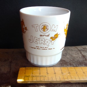 Taza con estampado de transferencia de dibujos animados infantiles de Tom y Jerry vintage de 1976 Taza con dibujos de gato y ratón de Metro Goldwyn Mayer Inc. Cerámica de 8 cm de alto