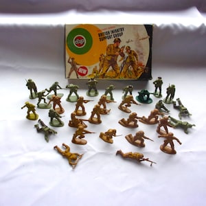 Vintage WW2 British Infantry Support Part Boxed Set 1/32 Scale + other Toy Soldiers Models by Airfix + Others 30+ Figures + Box War Gaming