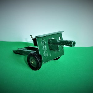 Britains Ltd Green Field Artillery Piece tipo Made in England Scala 1:32 per soldatini giocattolo in metallo con canna a molla