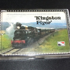 Baraja de cartas con diseño de tren Kingston Flyer vintage, paquete de bridge, acabado plástico, fabricada en Auckland, Nueva Zelanda, con tarjeta de puntuación y paquete de 2 comodines