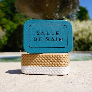 boite en métal motifs indien vert avec savon parfumé blanc Artisana