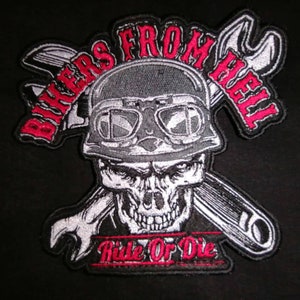 Peut inclure: Un écusson brodé noir et blanc avec un crâne portant un casque et des lunettes. L'écusson porte les mots "Bikers From Hell" en rouge et "Ride Or Die" en rouge sous le crâne.