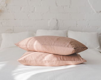 Taie d'oreiller en lin adouci disponible en différentes couleurs, housse de coussin en lin naturel faite à la main, housse d'oreiller de taille personnalisée avec fermeture d'enveloppe.