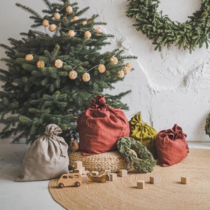 Weihnachtsgeschenkbeutel aus Leinen - Umweltfreundliche Kordelverpackung für Geschenke - Erhältlich in verschiedenen Farben, perfekt für nachhaltige Geschenke.