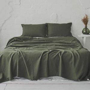 Bosgroene zwaar linnen sprei – handgemaakt van 100% natuurlijk linnen, zacht gewassen, ademend voor een rustig, aards slaapkamergevoel.