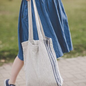 Natural linen tote bag with cherry red stripes, French style linen shoulder bag, Handmade linen summer bag, Thick linen shopping bag. 画像 5