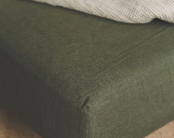 Waldgrünes Leinen Spannbettlaken - weich, atmungsaktiv, strapazierfähig, 100% natürliches Leinen für gemütliche & stilvolle Bettwäsche, in verschiedenen Größen erhältlich.