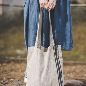 Natural linen tote bag with cherry red stripes, French style linen shoulder bag, Handmade linen summer bag, Thick linen shopping bag. 画像 10