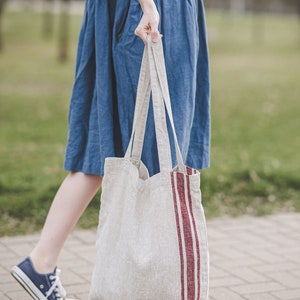 Natural linen tote bag with cherry red stripes, French style linen shoulder bag, Handmade linen summer bag, Thick linen shopping bag. 画像 3