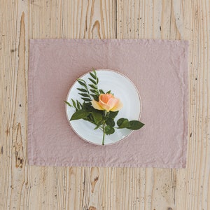 Tovagliette americane in lino Misty Rose, Tovagliette americane in lino morbido e lavabile, Tovagliette americane in lino naturale fatte a mano, Accessori da tavola in lino, Tovagliette da pranzo in lino.
