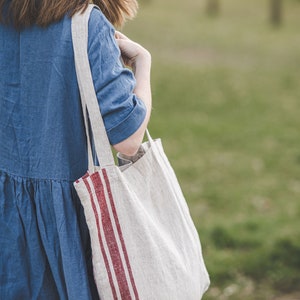 Natural linen tote bag with cherry red stripes, French style linen shoulder bag, Handmade linen summer bag, Thick linen shopping bag. 画像 2