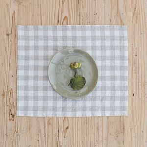 Linen placemats with checkered pattern, Natural gingham linen placemats, Farmhouse checkered placemats, Country-style linen placemats.