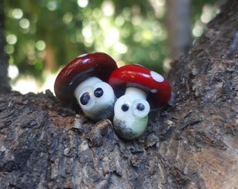 Ręcznie robiony szklany koralik Lampwork w kształcie grzybka: czerwono-biały (1 szt.) z otworem w połowie