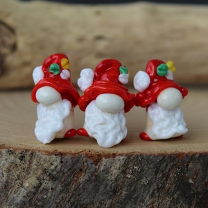 Perline di gnomo in vetro lavorato a lume, perline di vetro natalizie, gnomo in miniatura, gioielli di Capodanno, perlina di gnomo di Babbo Natale in vetro lavorato a lume, perlina di gnomo di Capodanno, 1 pz, MTO