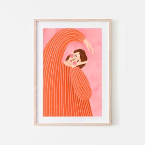 Könnte beinhalten: Eine gerahmte Illustration einer Person in einem gestreiften orangen Pullover mit erhobenen Armen über dem Kopf vor einem rosa Hintergrund.