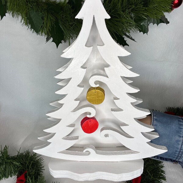 Sapin de Noël en bois peint avec petites boules suspendues