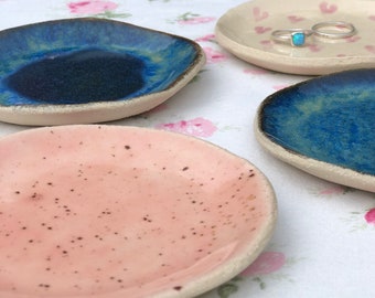 Ręcznie robiony ceramiczny talerzyk na pierścionki: różowy stojak na biżuterię (11 cm)