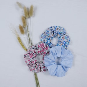 Chouchou / scrunchie / élastique cheveux pour adulte et enfant imprimé fleurs rose / bleu