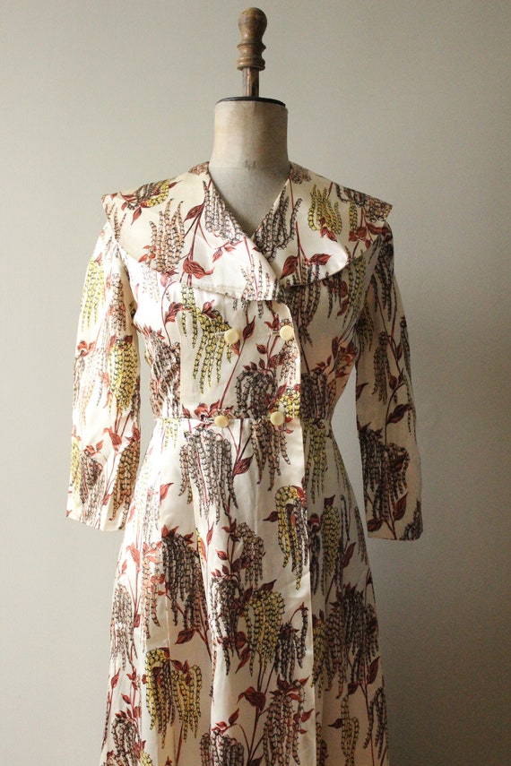 1950s housecoat. Silk satin robe. Vintage floral a