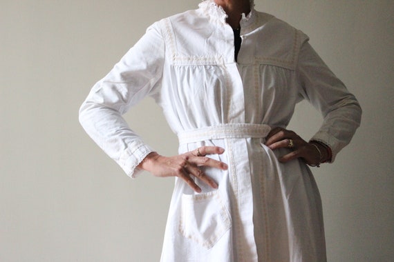 Edwardian housecoat. White cotton Edwardian dressi