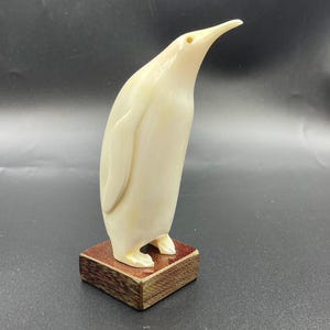 Vintage Inuit Chukchi Pinguin Skulptur, handgefertigte Yupik Schnitzerei auf Sockel, arktische Wildtierkunst, majestätische Pinguinfigur