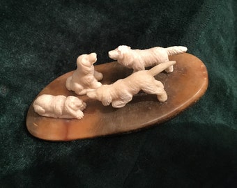 Handgemaakte witte honden sculptuur op voetstuk - prachtige gesneden schattige honden beeldje, charmante miniatuur hond samenstelling, hand gesneden puppy