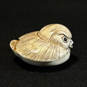 『フクロウと鼠』 根付 　　（提げ物 /緒締め /帯留め /Netsuke） Netsuke kimono - Etsy 日本