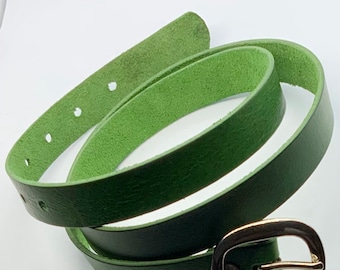 Cintura da donna in vera pelle in pelle di mucca italiana, cintura sottile verde vintage naturale, lussuoso accessorio in pelle conciata al vegetale di alta qualità